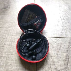 Wireless Bluetooth headphones